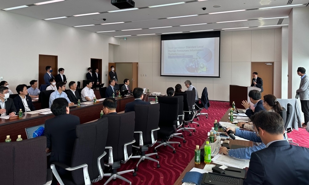 일본 오사카부 사키시마 청사에서 한국 지방자치단체가 사용하는 e호조(지방재정시스템)와 인사랑(표준지방인사정보시스템) 등 한국 디지털 지방정부의 사례와 경험을 공유하는 교류세미나가 진행됐다./사진제공=한국지역정보개발원