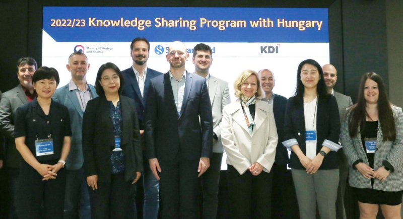 신한카드가 지난 18일 신한카드 본사에 헝가리 재무부와 국세청 정책실무자를 초청해 '빅데이터를 활용한 공공 정책 수립 사례'를 주제로 세미나를 개최했다. 안성희 신한카드 Life사업본부장(앞줄 왼쪽 두번째)과 라슬로 켈레멘 헝가리 국세청(NTCA) IT비즈니스지원팀장(앞줄 왼쪽 세번째), 한재현 KDI 전문연구원(앞줄 왼쪽 다섯번째) 이 기념사진을 찍고 있다. /사진제공=신한카드