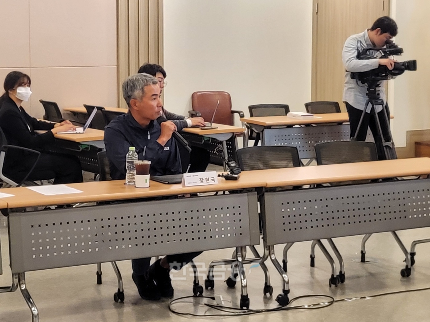 국내 대표 코인 중 하나인 위믹스(WEMIX)를 발행하는 게임 업체 ‘위메이드’(WEMADE)의 장현국 대표가 2023년 5월 19일 진행된 ‘코인 게이트 진상조사단’ 현장 방문 회의에서 의원들 질의에 답하고 있다./사진=임지윤 기자