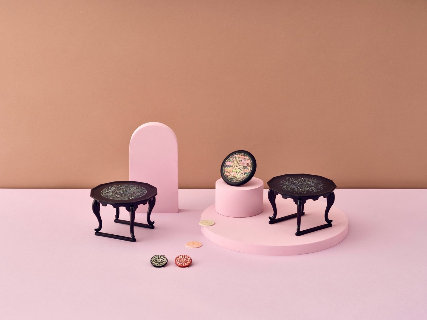 자개소반 무선충전기./ 사진 = 롯데쇼핑