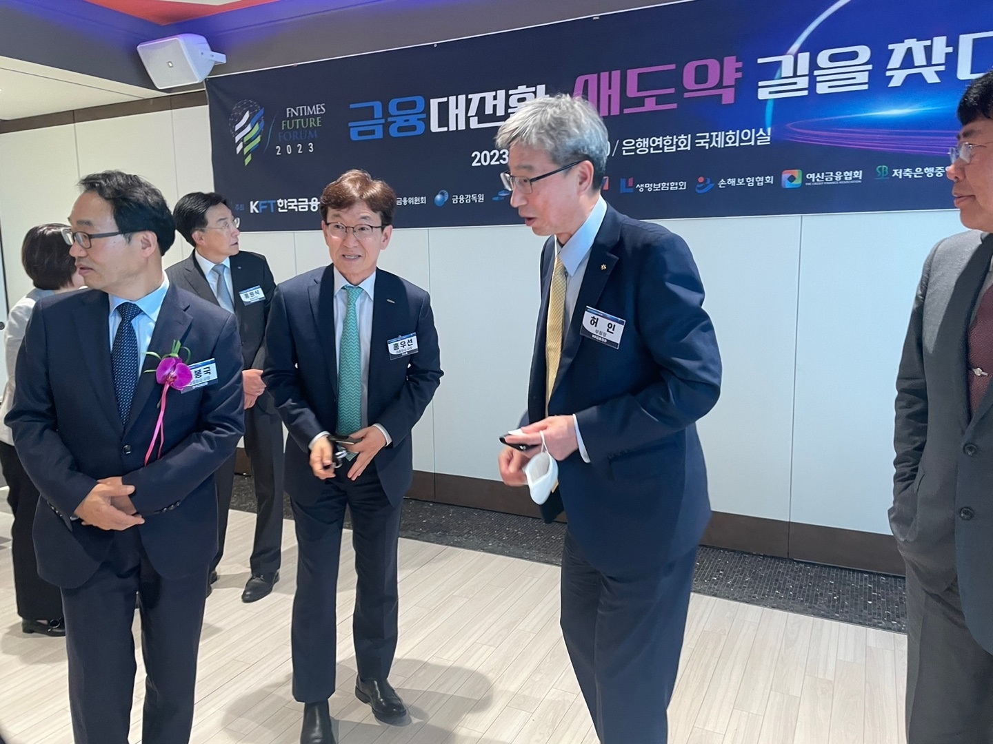 허인 KB금융지주 부회장이 2023 한국금융미래포럼 VIP티미팅에서 인사를 나눅 있다./사진=한국금융신문