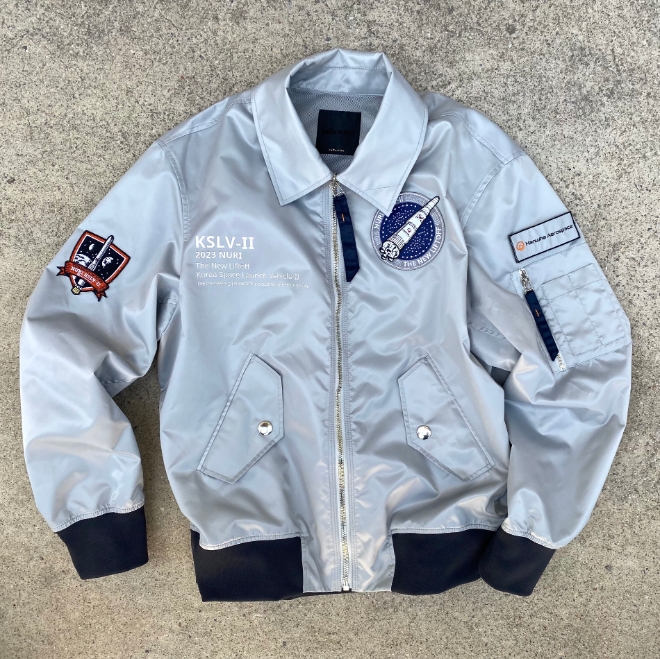 한화에어로스페이스가 지난 22일 누리호 3차 발사 성공을 기원하며 선보인 '2023 누리호 엠블렘'이 적용된 유니폼. /사진제공=한화에어로 스페이스.