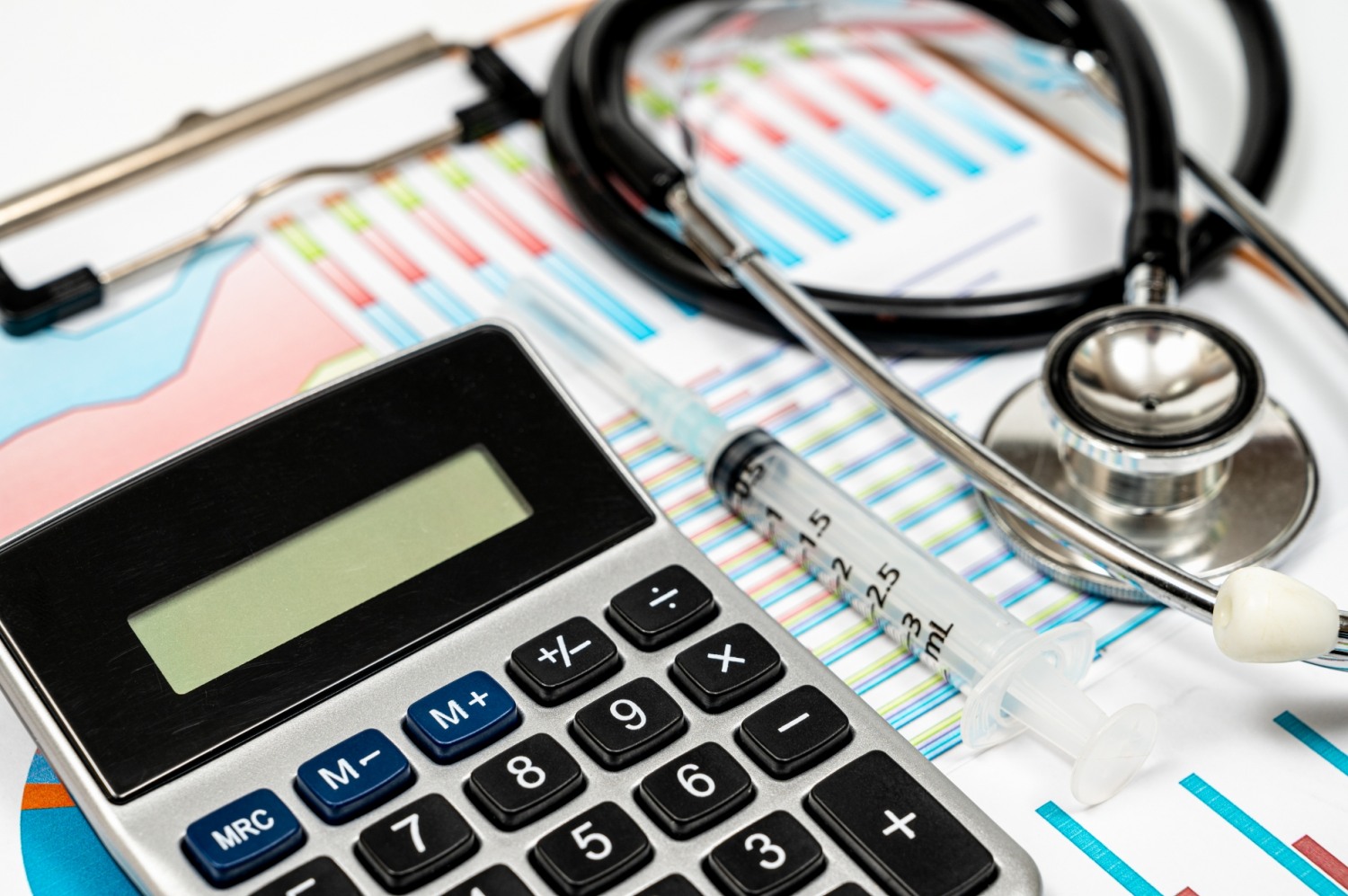 금융감독원이 단체실손보험을 개인실손보험으로 전환할 때 요건 충족 여부를 확인해야 한다고 당부했다./사진제공=이미지투데이