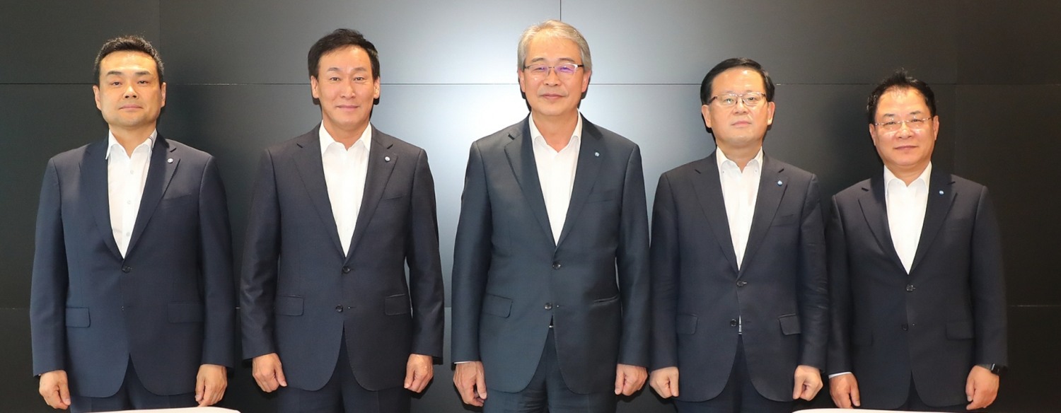 지난 26일 열린 임종룡 우리금융그룹 회장과 우리은행장 후보자 간담회에서 참석자들이 기념촬영을 하고 있다. (왼쪽부터) 강신국 기업투자금융부문장, 박완식 우리카드 대표, 임종룡 회장, 조병규 우리은행장 내정자, 이석태 국내영업부문장./사진=우리금융