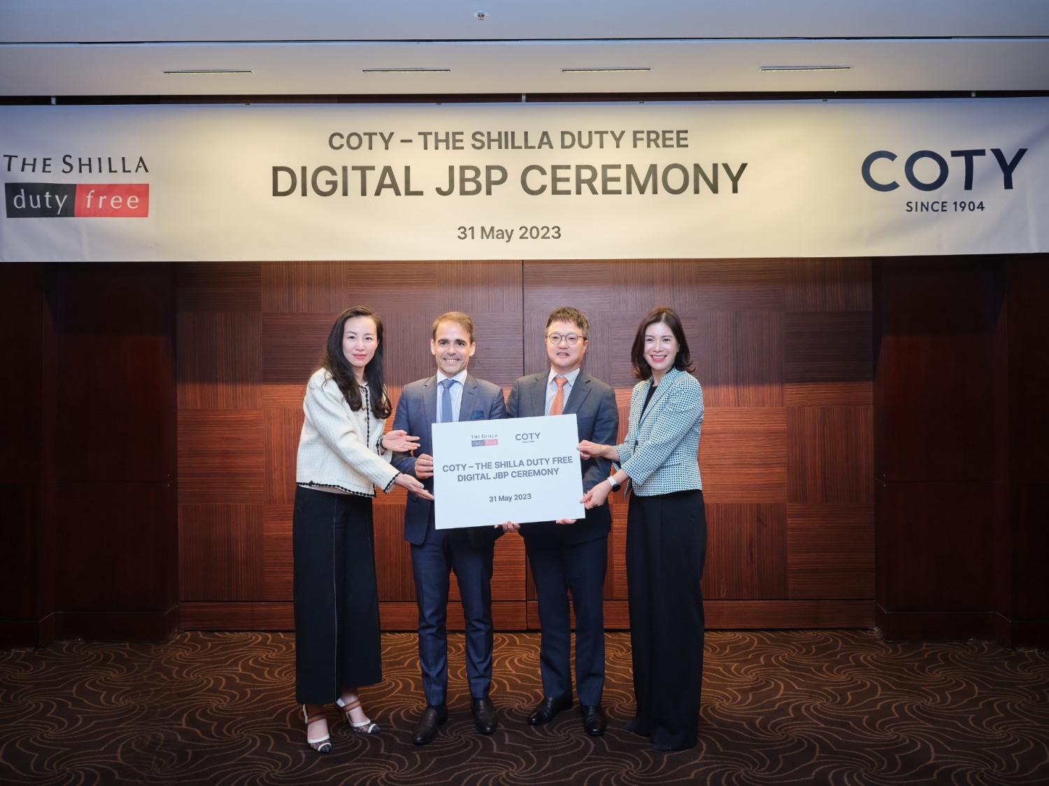 신라면세점이 글로벌 뷰티 기업 코티와 맞손을 잡았다. /사진제공=신라면세점