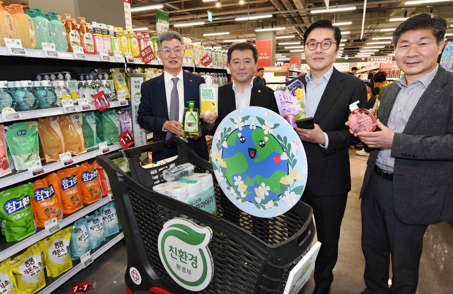 최원석 BC카드 사장(왼쪽부터), 유제철 환경부 차관, 이제훈 홈플러스 사장, 김용국 한국환경산업기술원 본부장이 기념 촬영을 하고 있다./사진제공=홈플러스