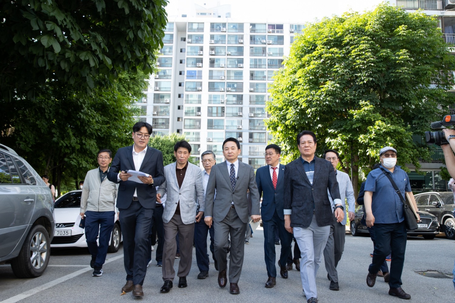 1기신도시 평촌 일대를 찾은 원희룡 국토교통부 장관이 현장을 시찰하고 있다. / 사진제공=국토교통부