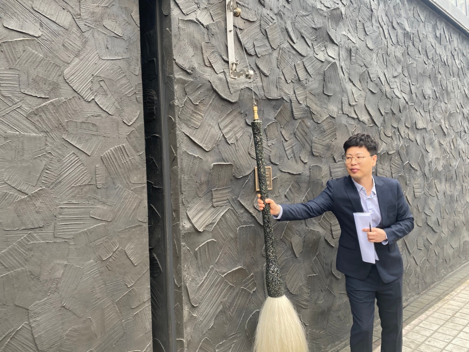 진상범 교촌F&B 특수사업본부장이 교촌필방 문을 열고 있다./ 사진 = 홍지인 기자