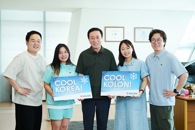 안병덕 코오롱 부회장(왼쪽 세번째)이 서울 강서구 마곡 코오롱원앤온리타워에서 임직원들과 함께 시원하고 간편한 옷차림으로 쿨코리아 챌린지 캠페인에 참여했다. 사진제공=코오롱.