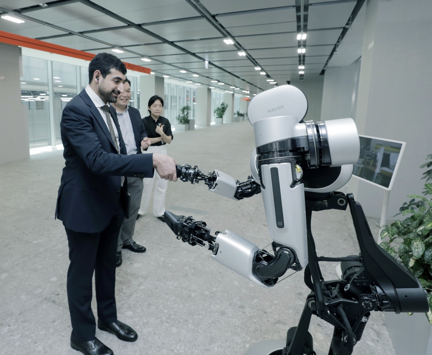 2일 경기도 성남시 네이버 1784를 방문해 네이버의 첨단 기술 테크 컨버전스 사례를 체험 중인 셰이크 사우드 술탄 빈 모하메드 알 카시미 왕자. / 사진제공=네이버