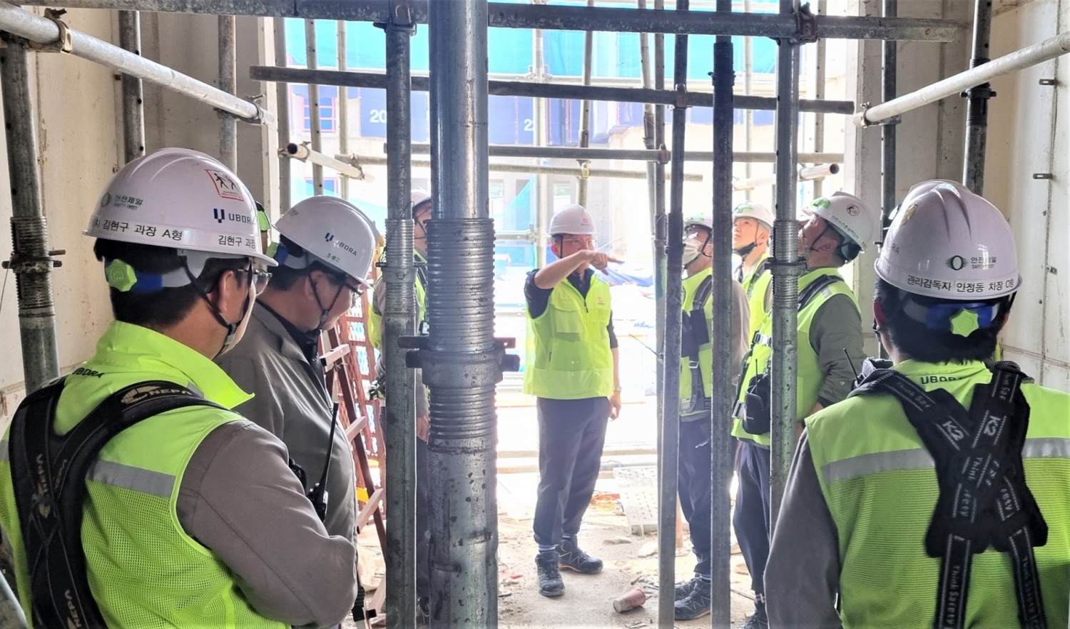 반도건설 이정렬 시공부문 대표가 현장 순회 안전점검을 실시하고 있다. / 사진제공=반도건설