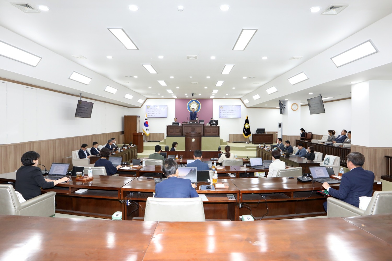 길기영 중구의회 의장이 1차 정례회 본회의를 주재하는 모습./사진제공=중구의회