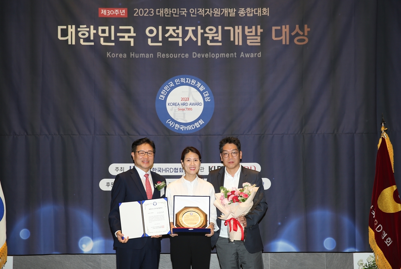 이상윤 ABL생명 인적자원실장(왼쪽)과 직원들이 2023 대한민국 인적자원개발 대상에서 ‘HRD 프로그램 대상’을 수상한 후 기념촬영을 하고 있다.(2023.06.21.)./사진제공=ABL생명