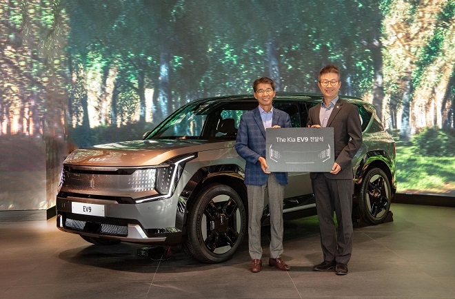 기아 권혁호 부사장(왼쪽)과 롯데렌탈 최진환 대표이사 사장. 사진제공=기아.