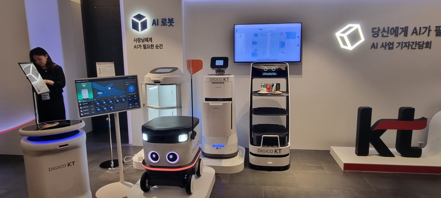 KT가 AI 사업 기자간담회에서 다양한 서빙로봇들을 전시했다. 사진=정은경 기자.