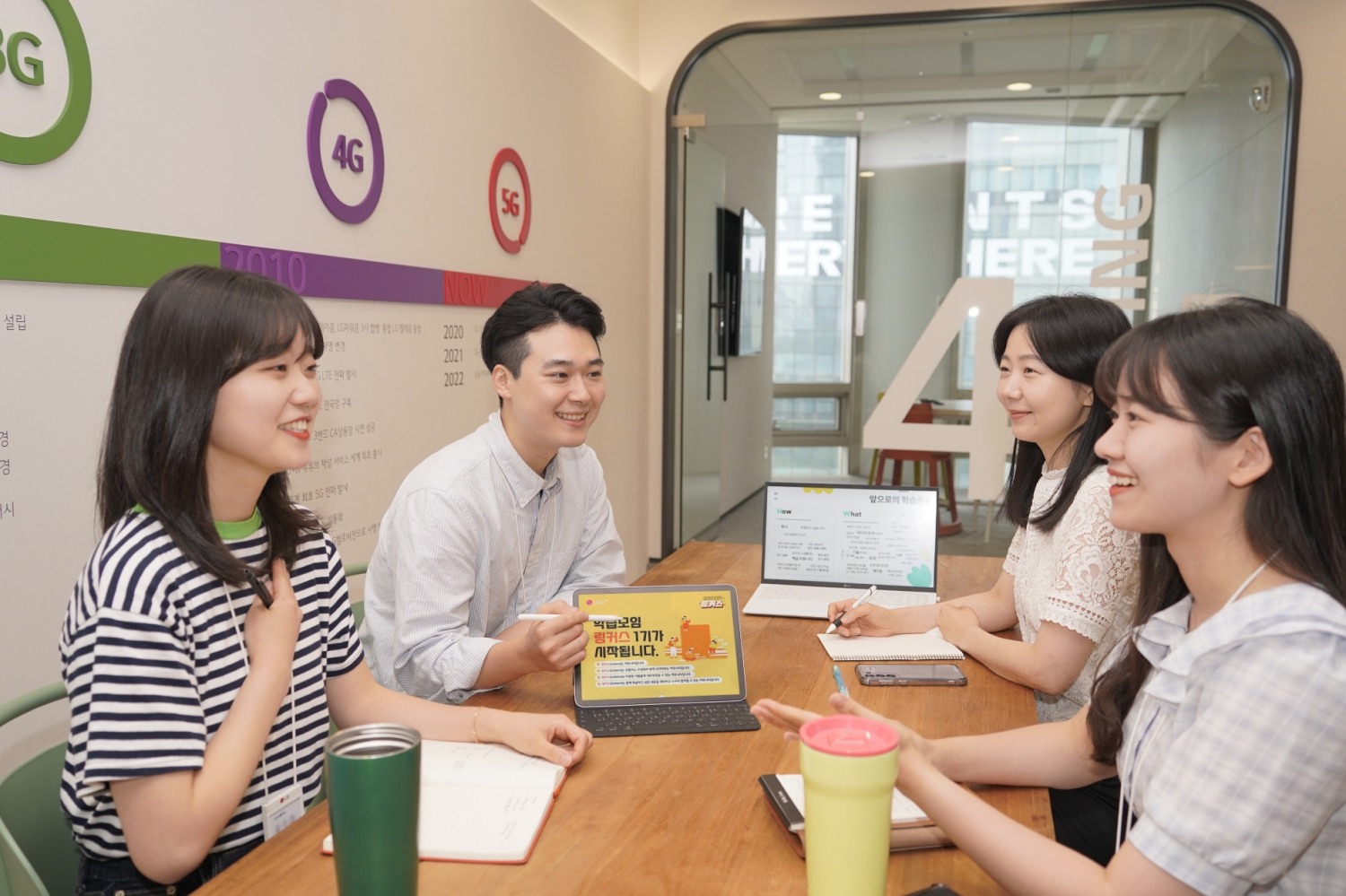 임직원들이 직무와 관련된 주제로 학습 모임을 진행하고 있다. 사진 제공=LG유플러스