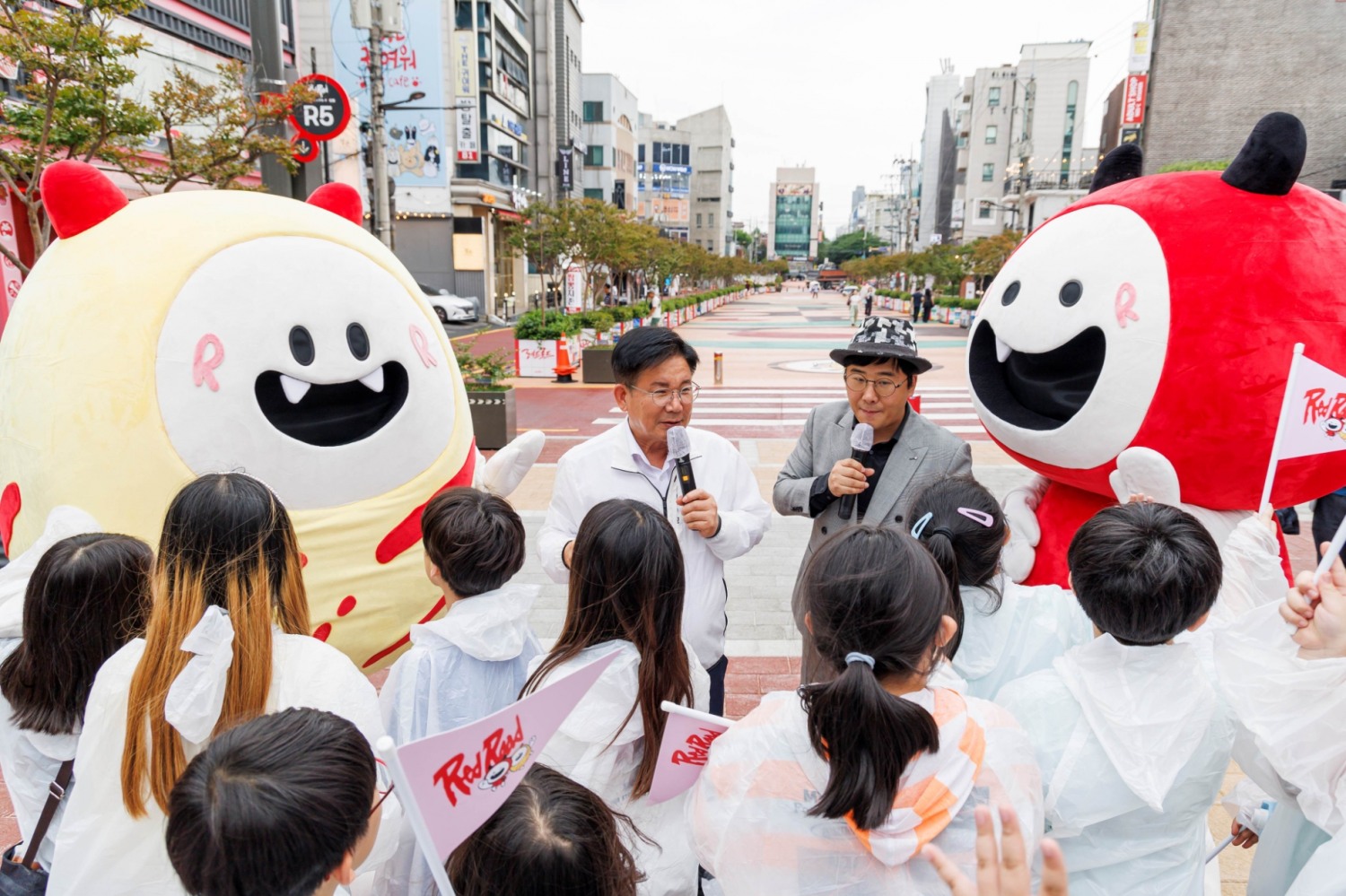 박강수 마포구청장이 6월20일 개최된 레드로드부터 한강까지 이어지는 역사문화 탐방 프로그램’에서 어린이들에게 레드로드를 소개하는 모습./사진제공=마포구