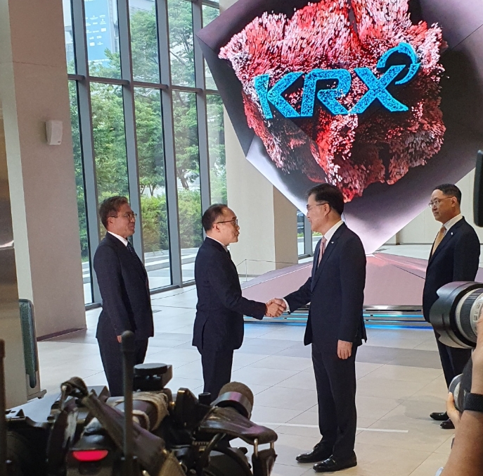 이원석 검찰총장(왼쪽에서 두 번째)이 22일 여의도 한국거래소를 방문해 손병두 한국거래소 이사장(오른쪽에서 두 번째)과 악수를 하고 있다. / 사진= 한국금융신문(2023.06.22)