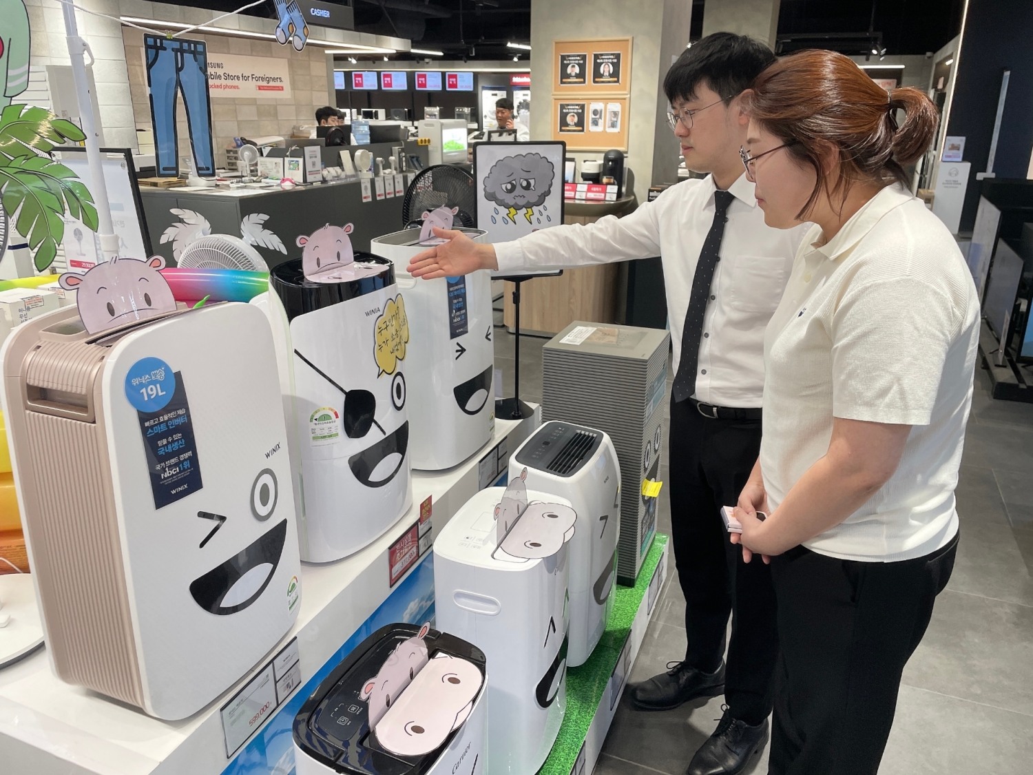 긴 장마 예보에 전자랜드 '제습 가전' 판매가 증가하고 있다. /사진제공=전자랜드