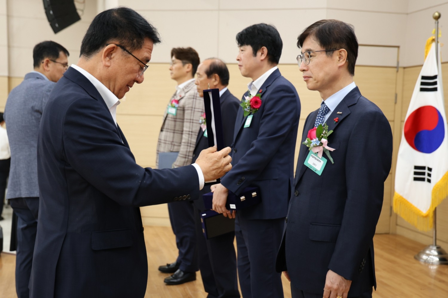 김종선 글로벌금융판매 대표가 지난 16일 ‘2023 희망온돌 따뜻한 겨울나기’ 우수기부자 표창 수여식에서 ‘구청장 훈격 표장패’을 받고 있다.(2023.06.23.)./사진제공=글로벌금융판매