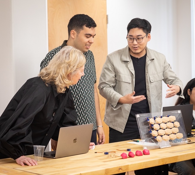 현대차∙기아-RISD 자연에서 영감 얻은 미래 디자인 프로젝트, 가구 디자인 연구팀이 제안한 '솔방울 구조를 활용한 습도·공기 반응형 인테리어 패널' 디자인 아이디어. 사진제공=현대차.