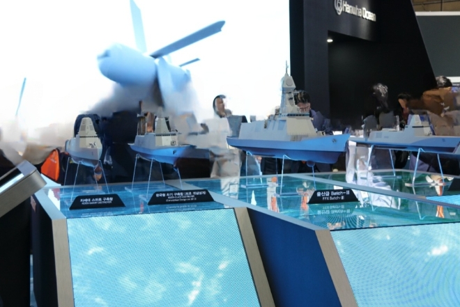 한화오션은 이달 초 부산 벡스코에서 열린 '2023 국제해양방위산업전(MADEX)'에서 울산급 Batch-III 호위함 등 함정 건조 기술력을 뽐냈다. /사진=한국금융신문DB.
