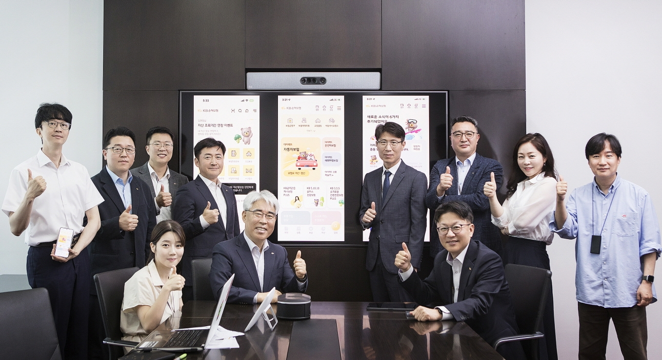 김기환 KB손해보험 대표이사 사장(앞줄 왼쪽에서 두번째)과 임직원들이 새로워진 ‘KB손해보험+다이렉트 앱’을시연하며 함께 기념 촬영을 하고 있다./사진제공=KB손해보험