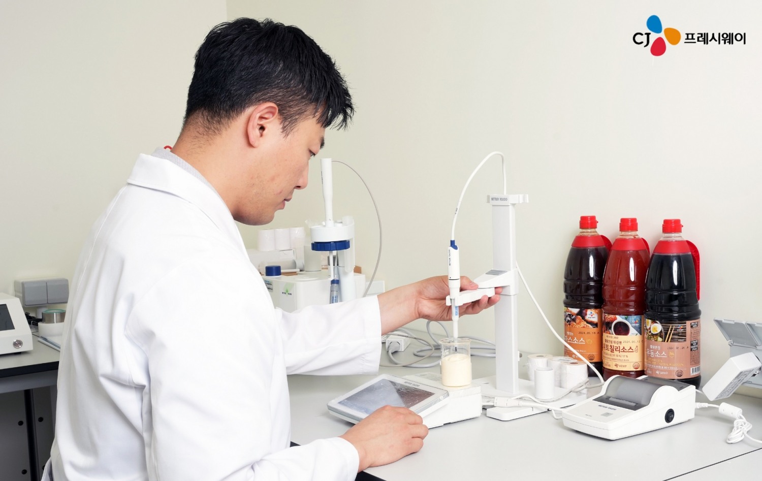 서울 구로구 구로동에 위치한 CJ프레시웨이 R&D 센터 내 연구실에서 한 임직원이 품질 분석 작업을 하고 있다./ 사진 = CJ프레시웨이