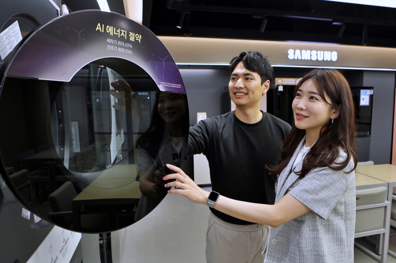 롯데백화점에서 가전을 구매하는 고객의 모습. /사진제공=롯데백화점