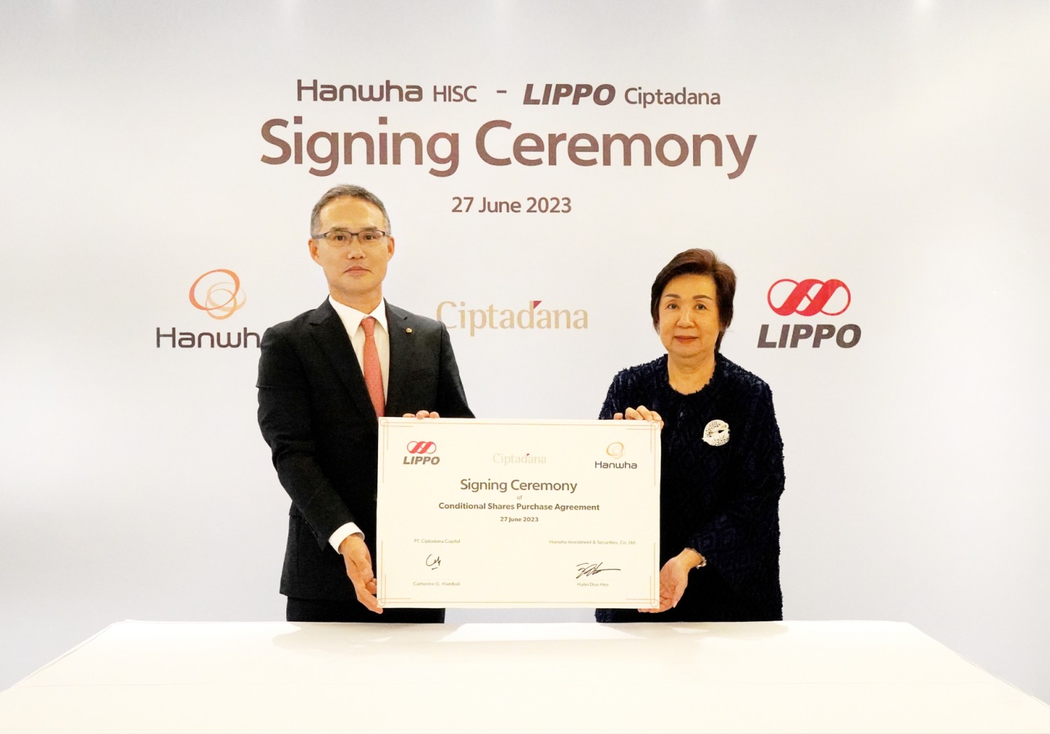 한화투자증권은 27일 인도네시아 칩타다나 증권 및 자산운용 인수계약을 체결했다. 한두희 한화투자증권 대표이사(왼쪽)와 칩타다나 캐피탈 캐서린 함발리 커미셔너(오른쪽)가 계약 체결 후 기념촬영을 하고 있다. / 사진제공= 한화투자증권(2023.06.28)