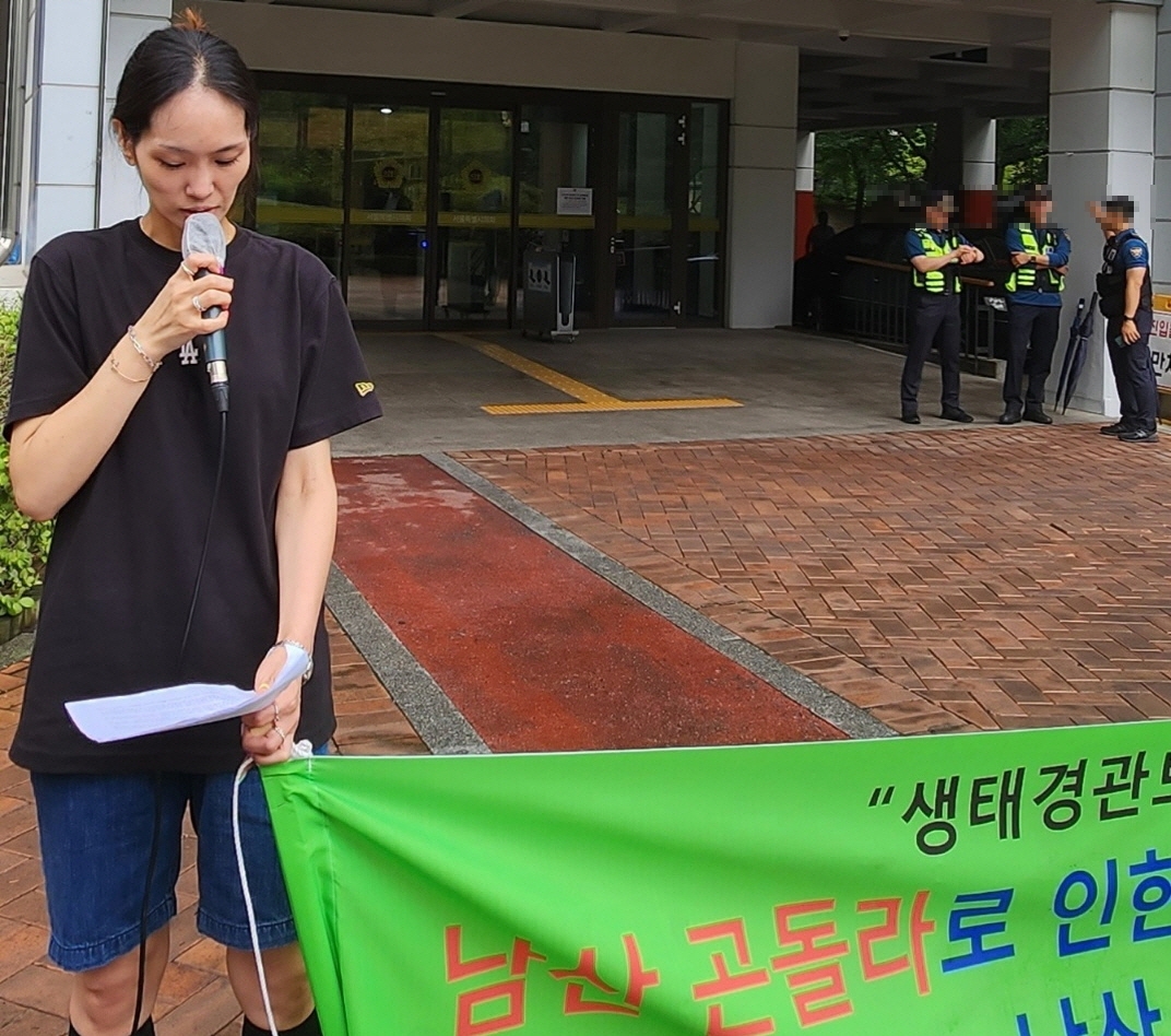 서울 학부모단체연대 관계자가 서울 남산 곤돌라 사업과 관련해 성명문을 발표하고 있다./사진제공=서울 학부모단체연대
