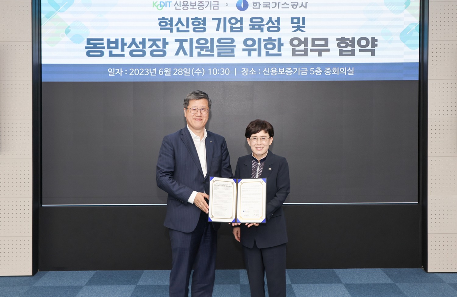 최원목 신용보증기금 이사장(왼쪽)과 최연혜 한국가스공사 사장(오른쪽)이 28일 신용보증기금 본점에서 혁신형 기업 육성 및 동반성장 지원을 위한 업무협약을 체결했다. /사진제공=신용보증기금