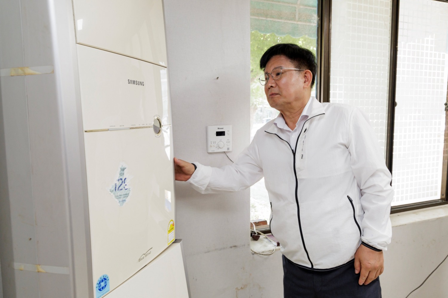 박강수 마포구청장이 지난 15일 중동에 위치한 경로당 시설을 점검하는 모습./사진제공=마포구