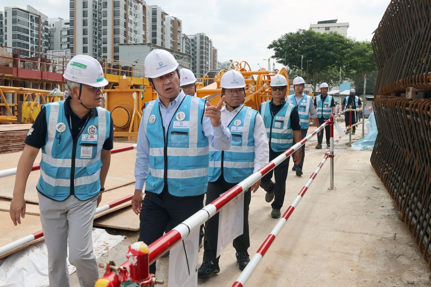 대우건설 백정완 사장이 28일 오후 싱가포르 파시스리스 지역에 위치한 CR108 현장을 방문해 시찰하고 있다. / 사진제공=대우건설