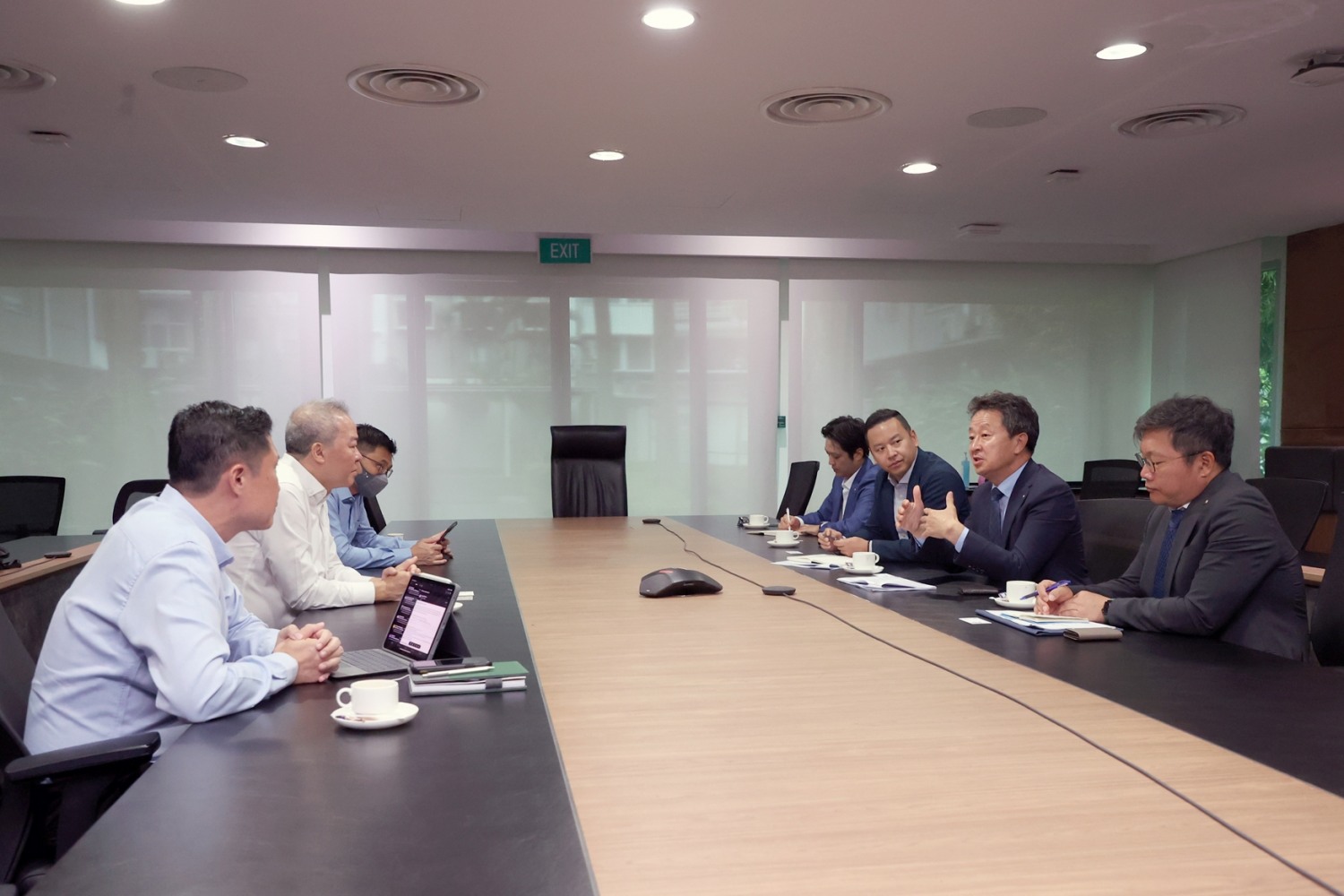 대우건설 백정완 사장이 싱가포르 LTA 응 랑 청장 등 LTA 관계자와 면담하고 있다. / 사진제공=대우건설