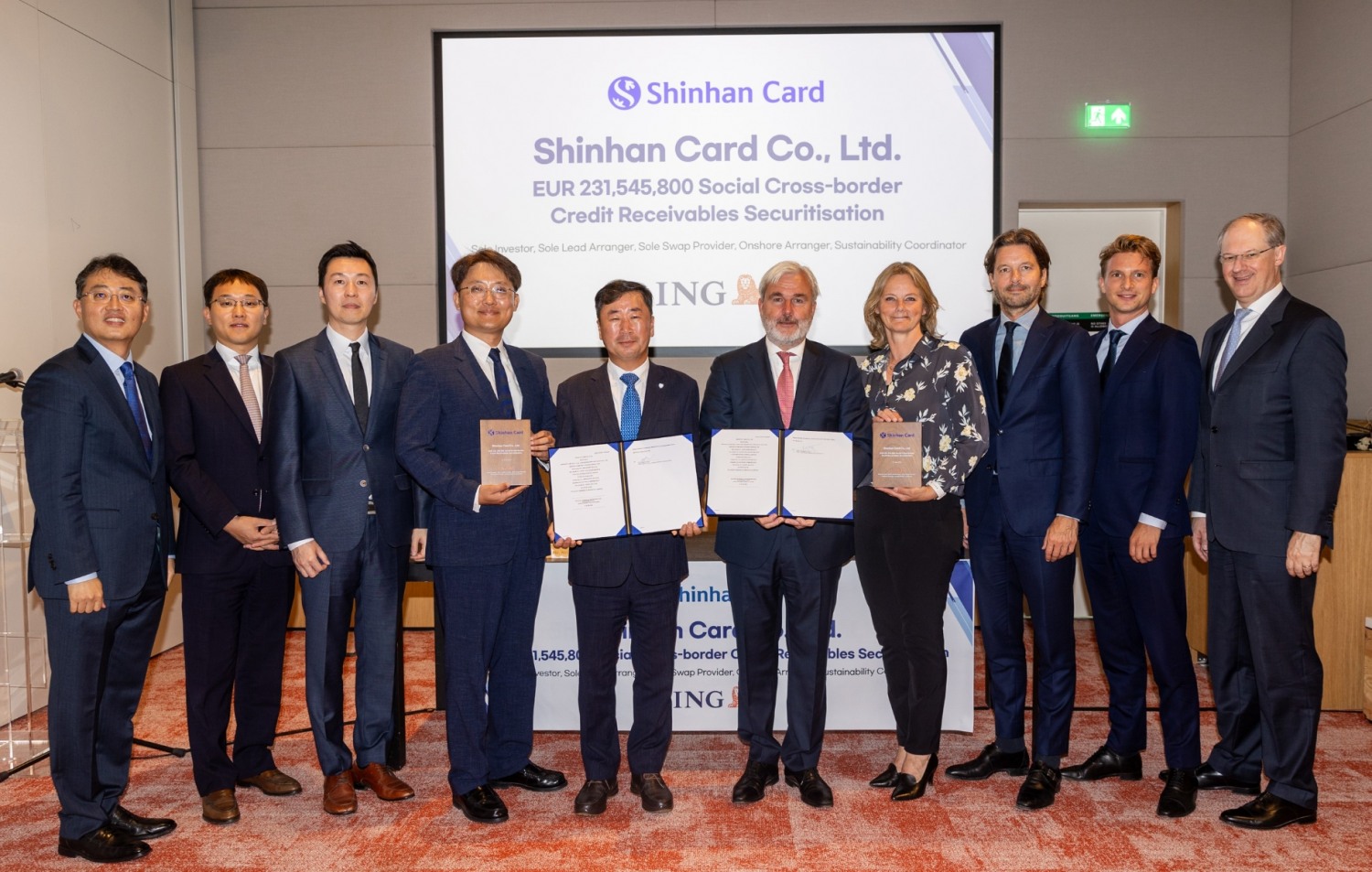 신한카드가 해외 ABS 발행에 성공했다. 현지시간 28일 네덜란드 암스테르담에 위치한 ING은행 본점에서 열린 ABS 발행 조인식에는 김남준 신한카드 경영기획그룹장(왼쪽 다섯 번째)과 게르티안 반 투른 ING은행 글로벌 투자부문 대표(왼쪽 여섯 번째) 등이 참석했다. /사진제공=신한카드