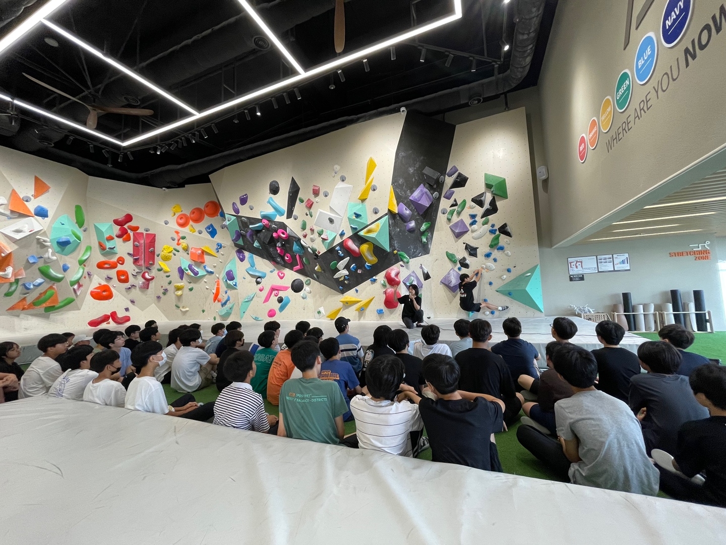 CGV신촌아트레온에서 광성중학교 학생들이 체험학습을 진행하는 모습./ 사진 = CJ CGV