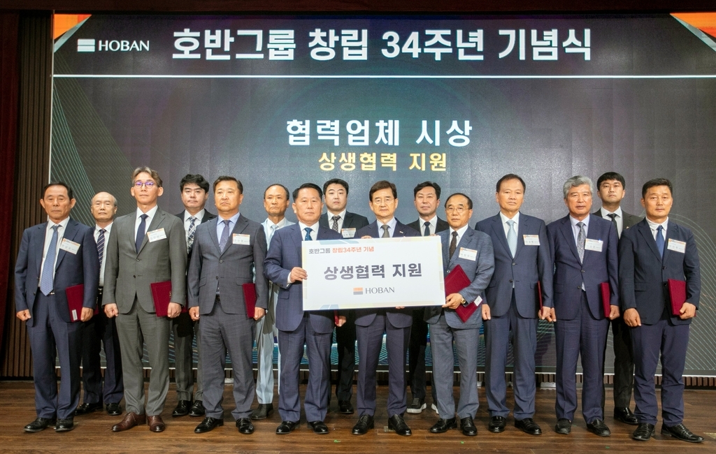 김선규 호반그룹 회장(앞줄 가운데)과 협력사 관계자들이 지원금 전달식에서 기념촬영을 하는 모습./사진제공=호반그룹