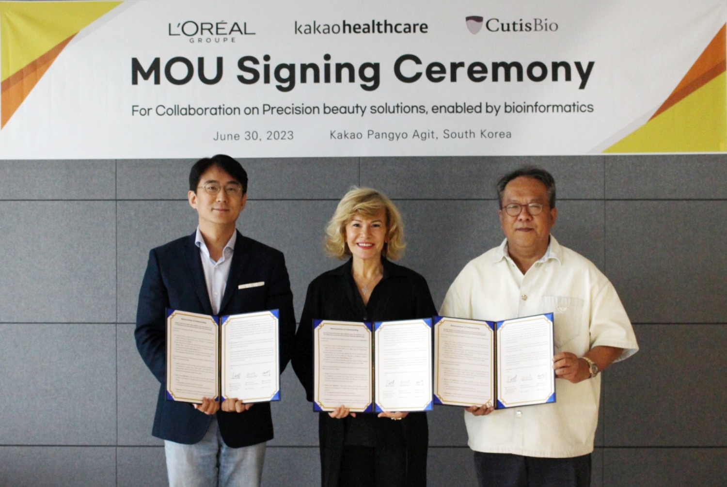 (사진 왼쪽부터) 큐티스바이오 최원우 대표, 로레알 그룹 바바라 라베르노스(Barbara Lavernos) 연구혁신 및 기술부문 수석 부사장, 카카오헬스케어 황희 대표 / 사진제공=카카오헬스케어