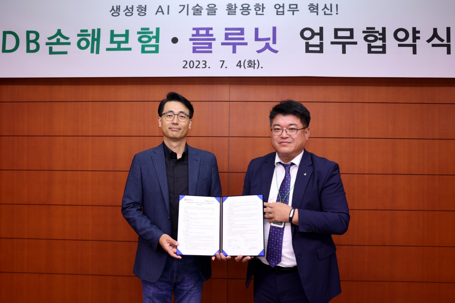 심진섭 DB손해보험 본부장(오른쪽)과 이경일 플루닛 대표가 기념 촬영을 하고 있다./사진제공=DB손해보험