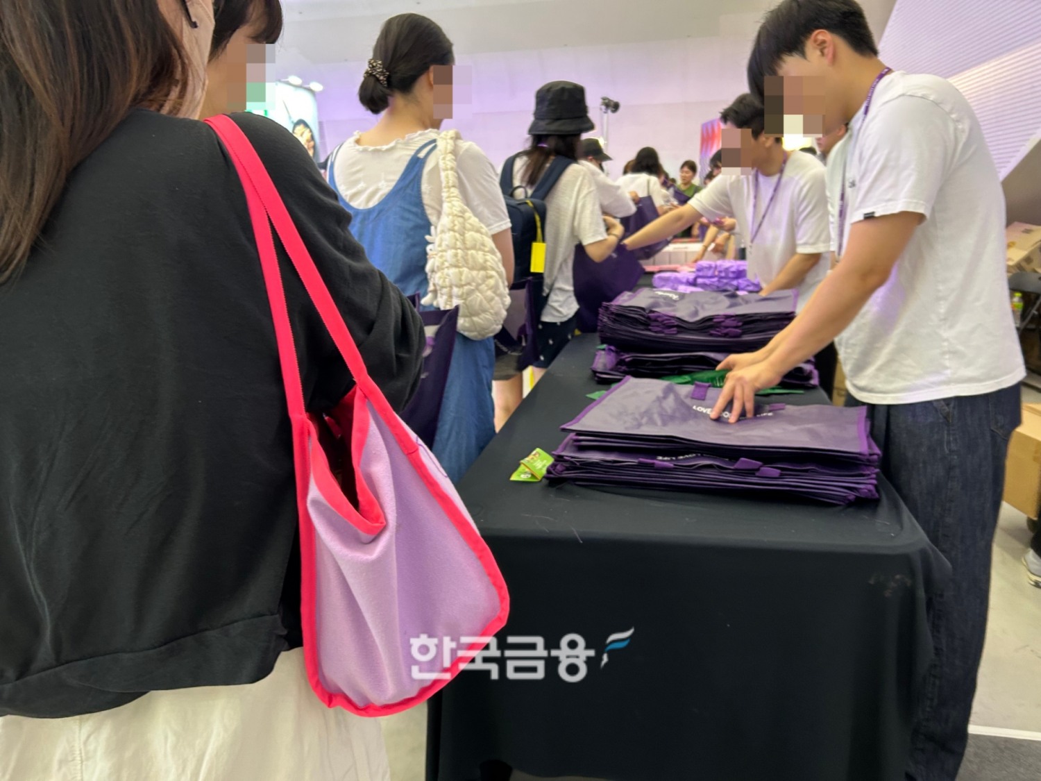 행사장 입구 쪽에 마련된 '웰컴 기프트 존'. 방문객들이 컬리 장바구니를 받고 있는 모습. /사진=박슬기 기자