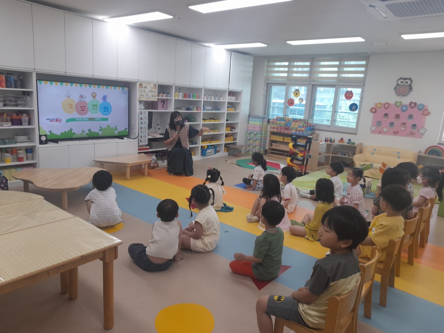 청파유치원 아동들이 환경 방문교육을 받고 있다./사진제공=용산구