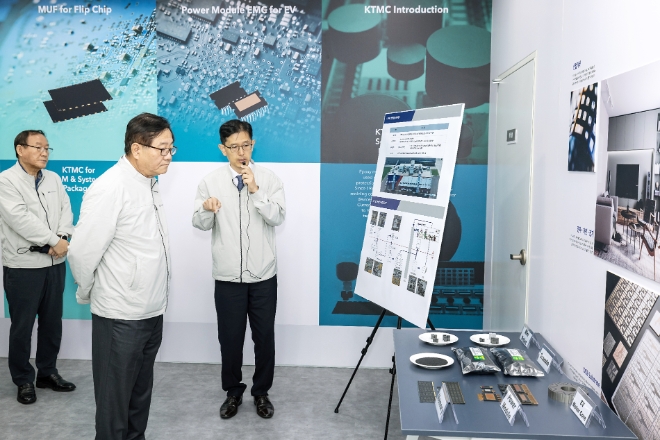 KCC(대표 정재훈)는 반도체 봉지재인 EMC(Epoxy Molding Compound) 생산라인을 안성공장에 신설하며 고부가가치 첨단소재산업 시장에서의 글로벌 경쟁력 향상에 박차를 가한다. /사진제공=KCC.