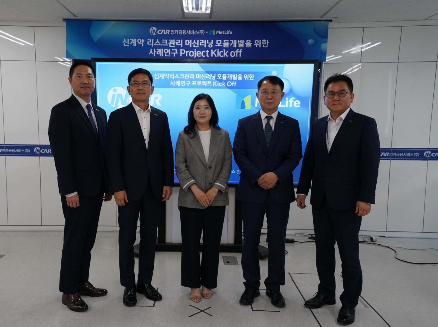 (왼쪽부터) 이충원 메트라이프생명 GA채널 본부장, 김진성 메트라이프생명 GA채널 전무, 이순임 인카금융서비스 소비자보호총괄 상무, 천대권 인카금융서비스 부회장, 김종명 인카금융서비스 마케팅 전무가 행사 후 기념촬영을 하고 있다./(2023.07.13.)./사진제공=메트라이프생명