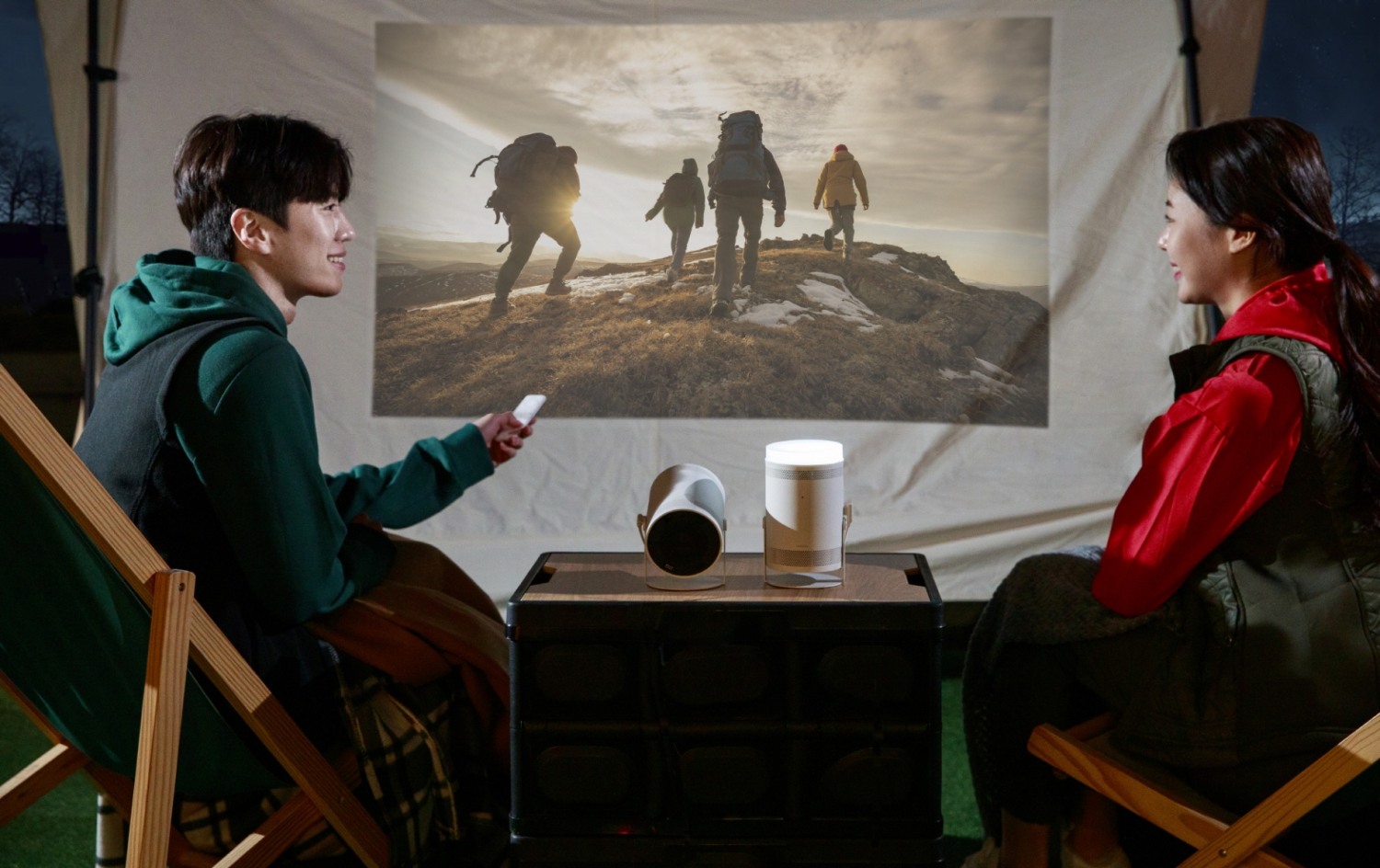 삼성전자 모델이 캠핑장에서 '더 프리스타일'을 사용하고 있다. 사진 제공=삼성전자