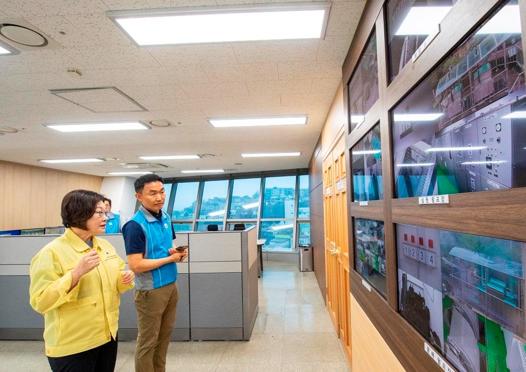 박희영 용산구청장이 재난상황실을 찾아 수방근무상황을 점검하는 모습./사진제공=용산구