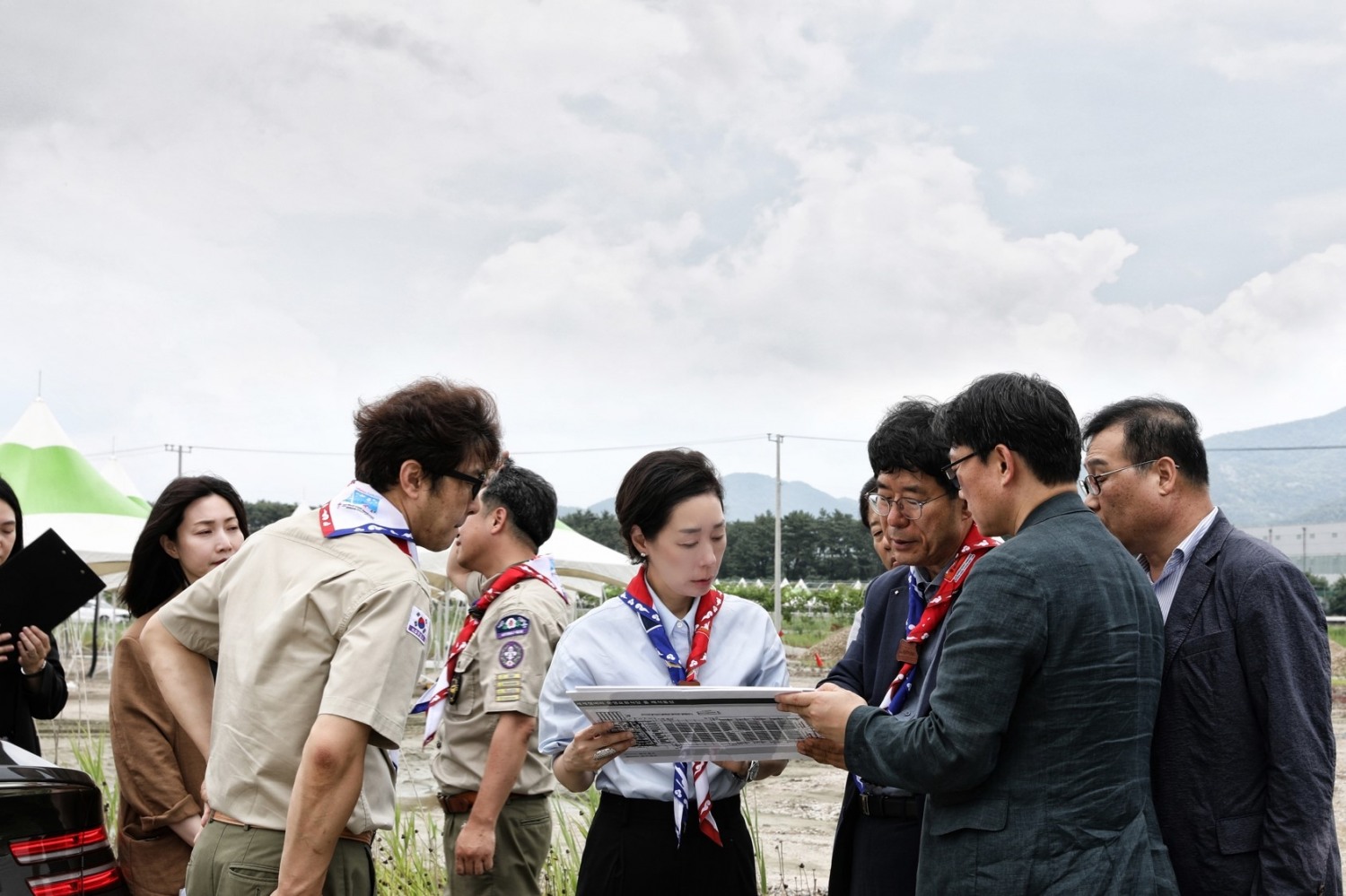 12일 전북 부안군 새만금 잼버리 야영장 부지에서 구지은 아워홈 부회장과 최창행 새만금 잼버리 조직위원회 사무총장(오른쪽부터 세번째) 등 주요 관계자들이 식음서비스 준비 상황에 대해 논의하고 있다./ 사진 = 아워홈