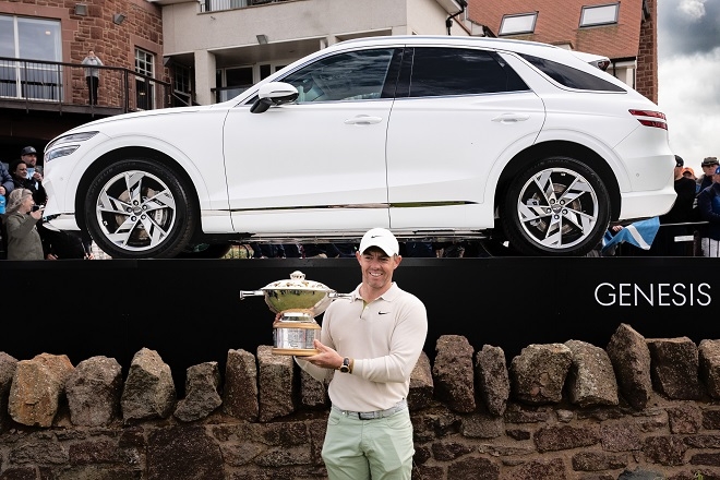 우승자 로리 매킬로이가 부상으로 받은 GV70 전동화 모델 앞에서 우승트로피를 들고 기념촬영을 하고 있다. 사진제공=제네시스.