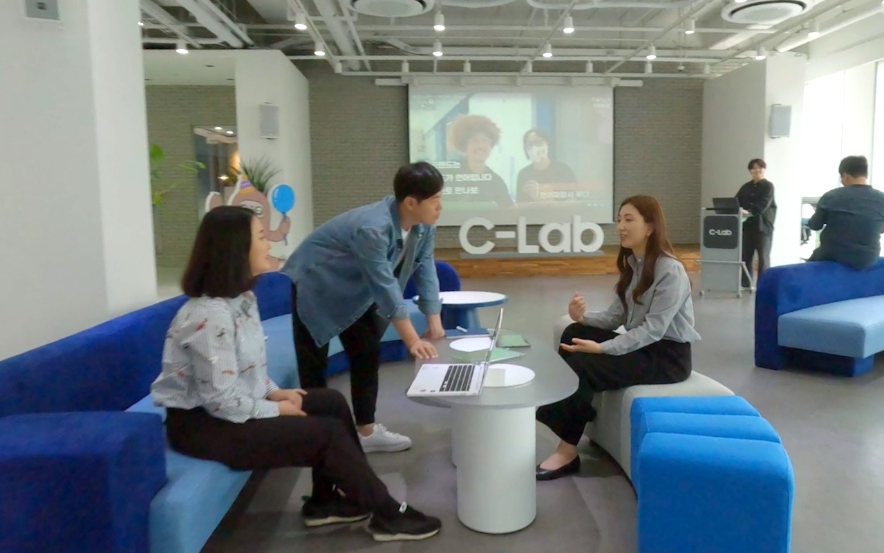 . 'C랩 아웃사이드 대구 캠퍼스'에서 스타트업 직원들이 아이디어를 나누고 있다. 사진 제공=삼성전자