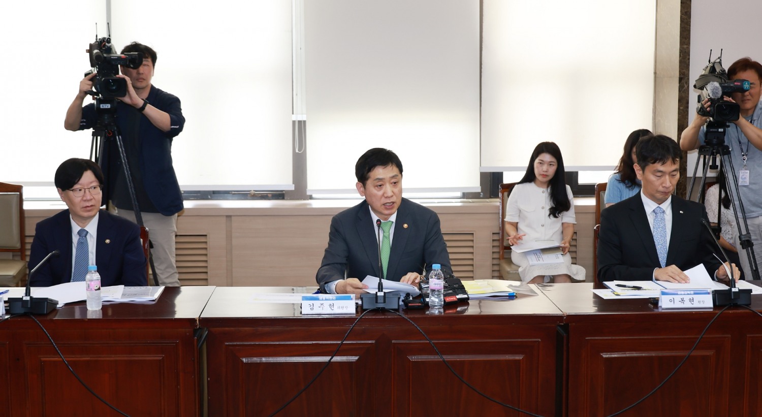 김주현 금융위원장이 17일 오후 서울 종로구 정부서울청사에서 개최한 제8차 금융규제혁신회의에서 금융회사 해외진출 활성화를 위한 규제개선 방안과 상호저축은행 대주주 변경·합병 인가기준 개정, 금융규제혁신 추진 현황 등에 대해 논의하고 있다. /사진제공=금융위원회